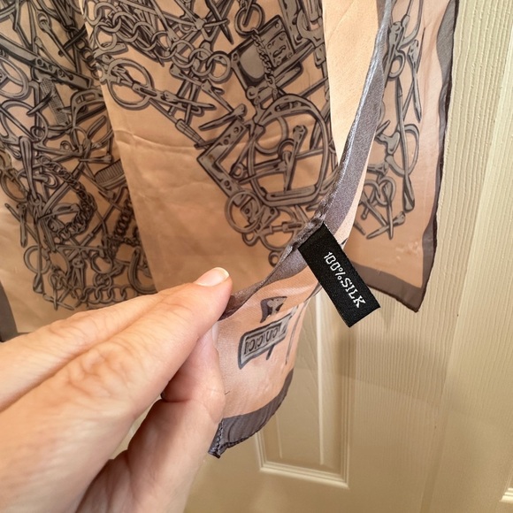 Gucci Horse Pink Silk Scarf with Gucci Designer Box - Picture 4 of 13